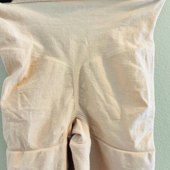 Spanx Seamless Power Mid-Thigh Short Size Medium Soft Nude Shapewear Occasion - Picture 6 of 8